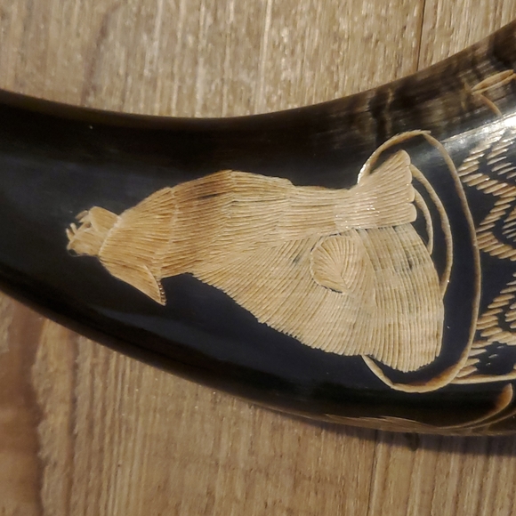 Hand Carved Buffalo Horn, Wolf 15" - Picture 4 of 7